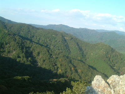 剣峠近くの岩場からみた御杣山