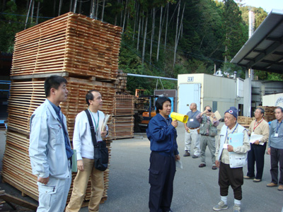 馬路林材加工協同組合にて清岡専務の説明を受ける