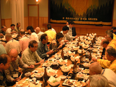 馬路温泉での食事風景