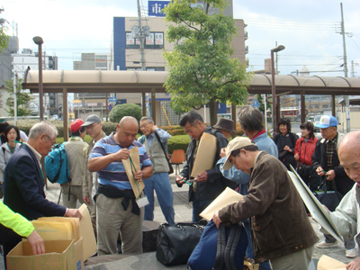 近鉄橿原神宮駅前に集合した参加者達