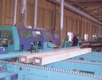 三河材流通加工センターの柱材の仕上げ・ 品質検査ライン
