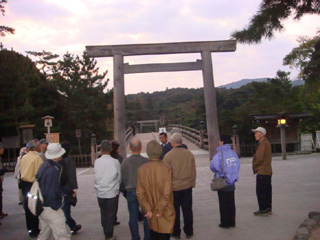 宇治橋の外側鳥居の前