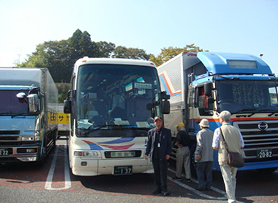 集合場所でのバスへの乗り込み