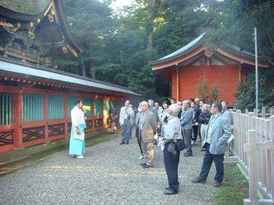 本殿裏での小林さんの説明