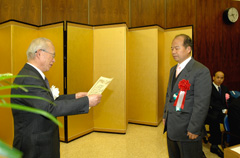 表彰状贈呈 吉川比出夫氏