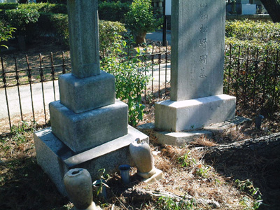 修復以前の墓地の様子