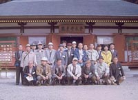 鳳来寺本堂前にて